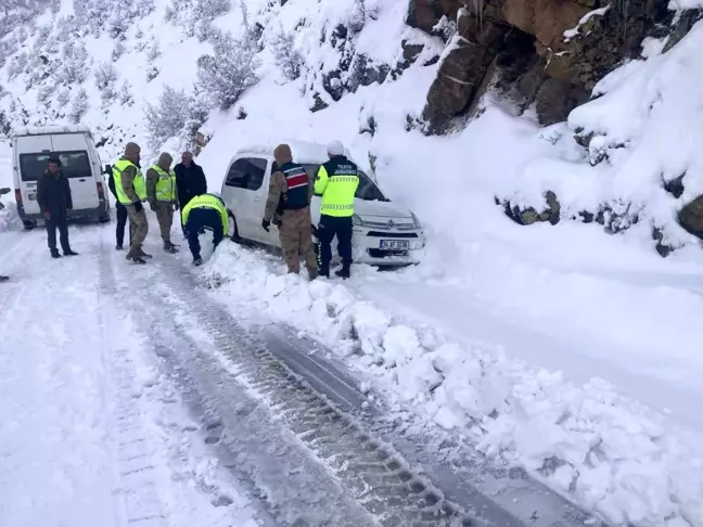 Tatvan'da Mahsur Kalan Vatandaşların Kurtarılmasında Mehmetçik Devreye Girdi