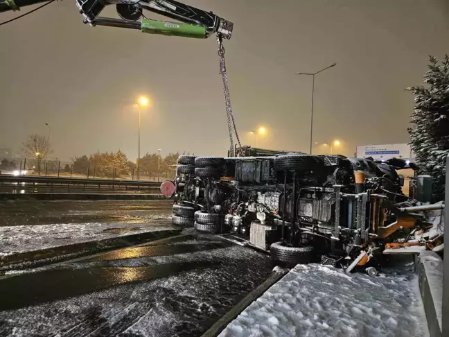 Beylikdüzü'nde Kar Küreme Aracı Devrildi, Sürücü Hastaneye Kaldırıldı
