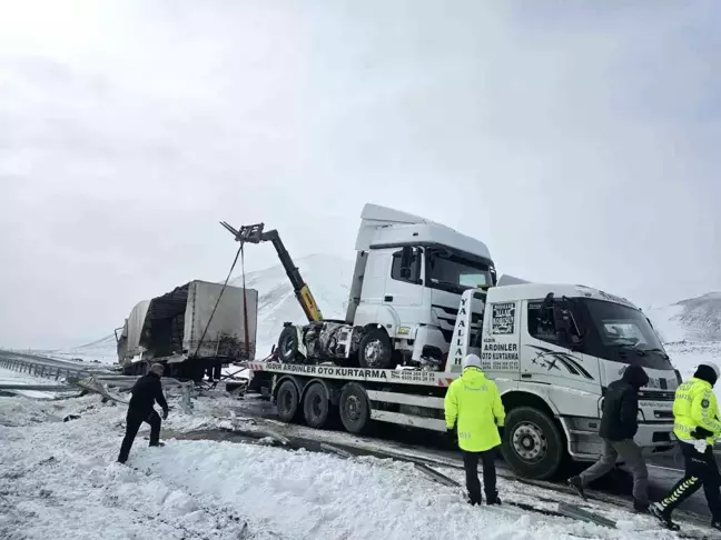 Doğubayazıt-Iğdır Kara Yolunda Cam Yüklü Tır Kaza Yaptı