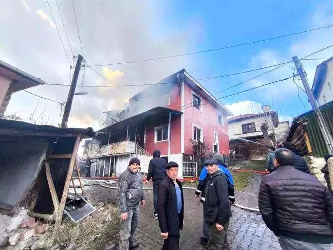 Bolu'da Yangın: 2 Katlı Ev Kül Oldu