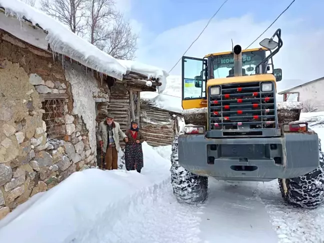 Sivas'ta Kar Yağışı Sebebiyle Mahsur Kalan Yaşlı Çiftin Yolu Açıldı