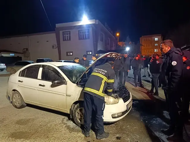 Adıyaman'da Park Halindeki Otomobil Alev Aldı