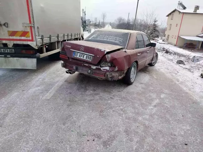 Tokat'ta Kamyonete Çarpan Otomobil Sürücüsü Yaralandı