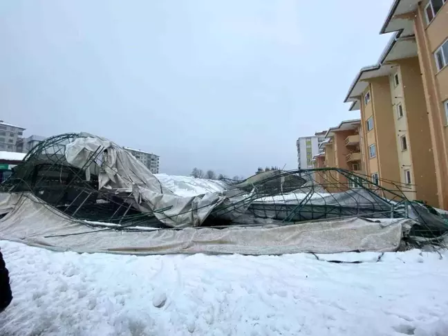 Rize'de Aşırı Kar Yağışı Halı Sahanın Çatısını Çöktürdü