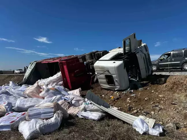 Yozgat'ta Tır Devrildi: 2 Yaralı