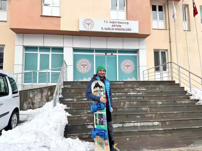 Artvin'de İl Sağlık Çalışanı Snowbordla İşine Gitti