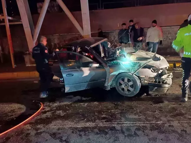 Şanlıurfa'da üst geçidin ayağına çarpan otomobilin sürücüsü öldü