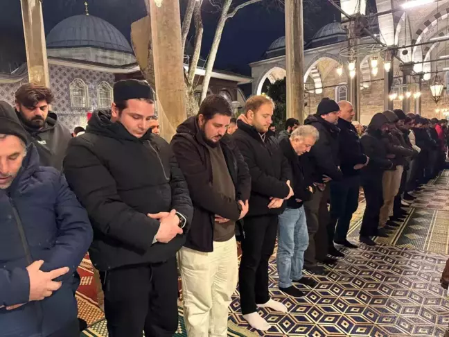 İstanbullular Eyüpsultan Cami'nde Ramazan'nın İlk Teravih Namazını Kıldı