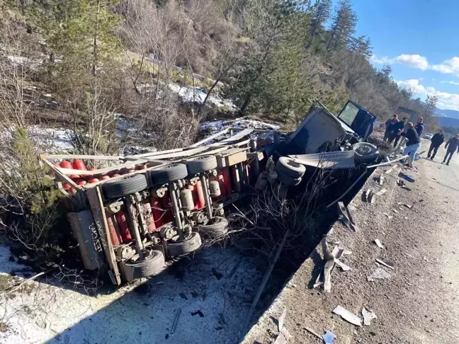 Kastamonu'da Doğalgaz Tüplü Kamyon Devrildi, Sürücü Yaralandı