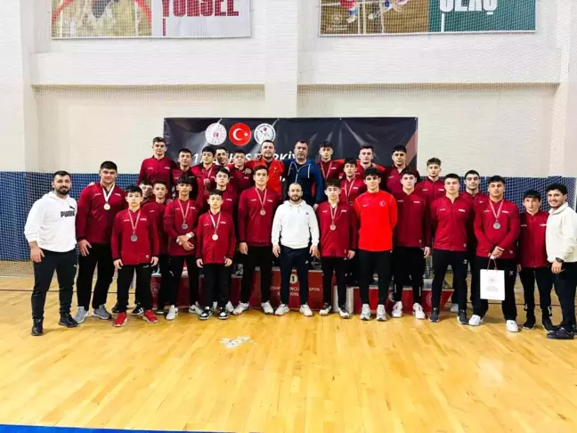 Manisa Güreş Eğitim Merkezi Sporcuları U17 Şampiyonası'nda Büyük Başarı Elde Etti