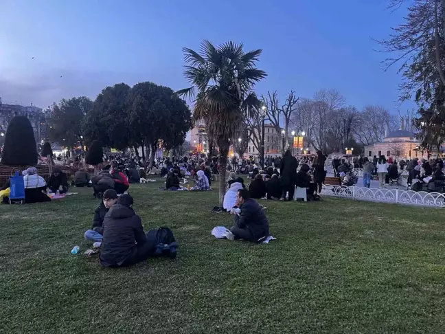 İstanbullular Ramazan Ayının İlk İftarında Sultanahmet Meydanı'nda Buluştu