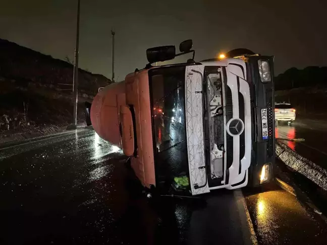 Başakşehir'de Yağış nedeniyle Beton Mikseri Devrildi, Araç Çarpmasıyla Kaza Geldi