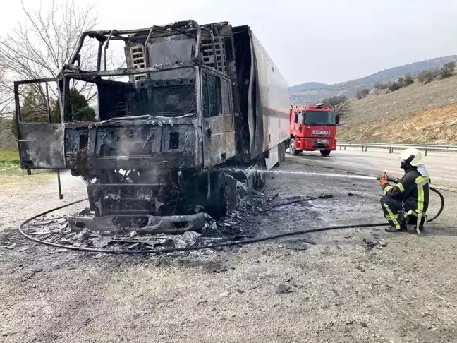 Manisa'da Seyir Halindeki Tır Alev Aldı, Şoför Kurtuldu