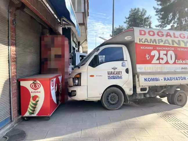 Ünye'de Trafik Kazası: Doğalgaz Kamyoneti Marketten Saniyelerle Kurtuldu