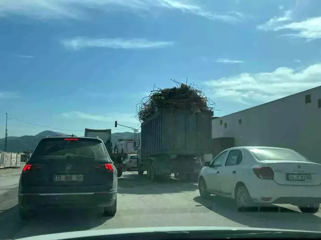 Hatay'da Düzensiz Yükle Kamyon Trafiği Tehlikeye Sokan Anlar