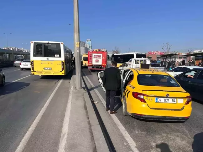 İETT Otobüsü E-5'te Geri Geri Kayarak Kazaya Neden Oldu