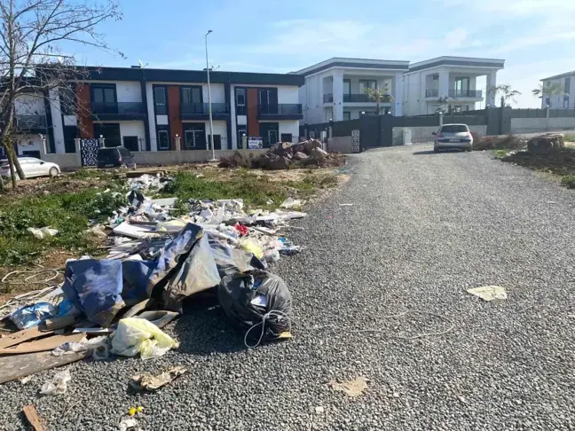 Kartepe'de Hafriyat Kamyonları Lüks Sitelerin Yakınında Moloz Döküyor