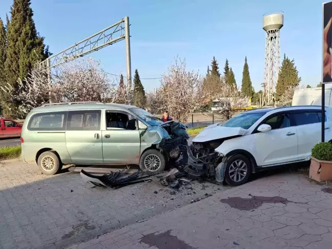 Kocaeli'de Kafa Kafaya Çarpışma: 2 Yaralı