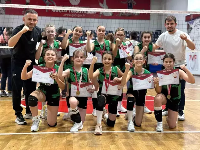 Hürriyet Ortaokulu Voleybol Takımı Türkiye Finallerine Katılmaya Hak Kazandı