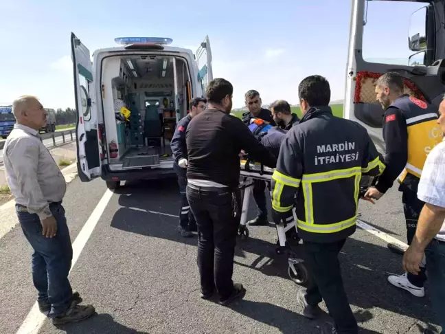 Mardin'de Tır Bariyerlere Çarparak Kaza Yaptı