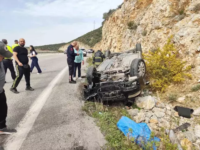 Kuşadası'nda Virajda Takla Atan Otomobilde 2 Yaralı