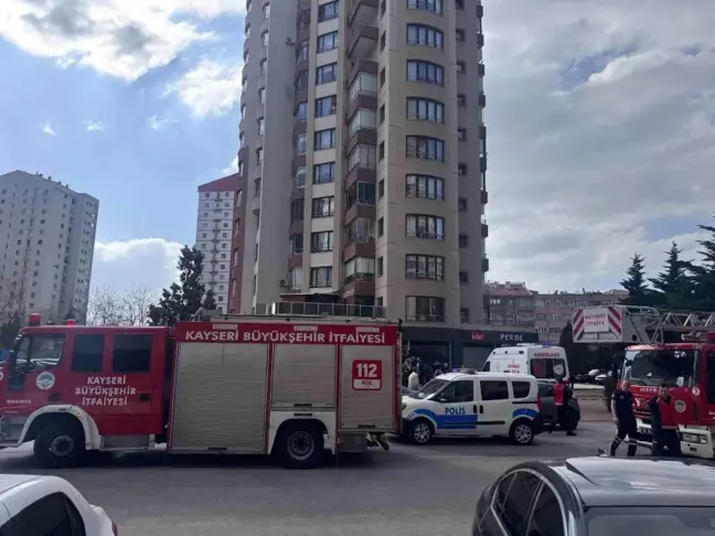 Kayseri'de Apartman Görevlisi ile Kiracı Arasında Bıçaklı ve Silahlı Kavga: 2 Yaralı