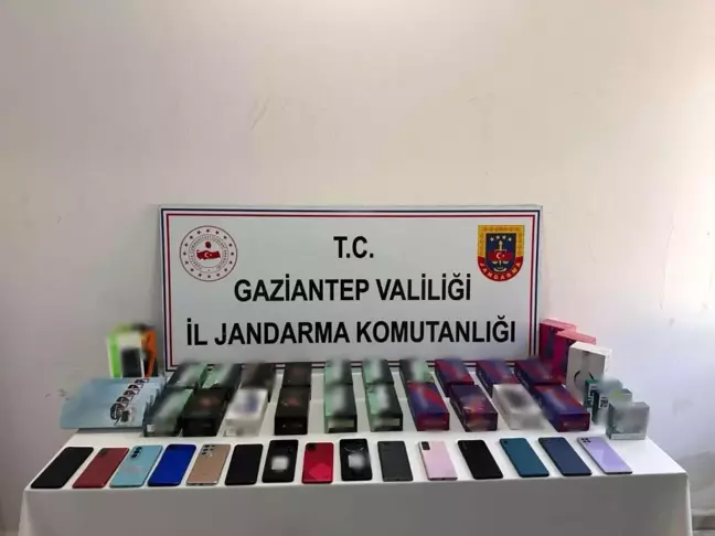 Gaziantep'te 2 milyon TL değerinde kaçak telefon ve saat ele geçirildi: 2 gözaltı