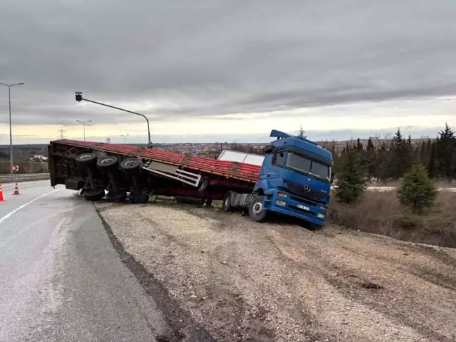 Kırklareli'nde Tır, Sağanak Yağmur Sebebiyle Yan Yattı