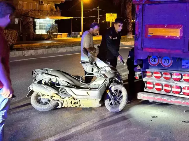 Antalya'da Motosiklet Tıra Çarptı: Sürücü Yaralandı