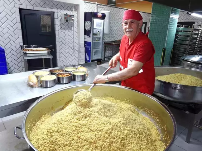 78 yaşında ihtiyaç sahipleri için gönüllü çalışıyor