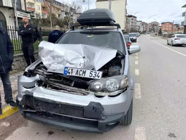 Kocaeli'de Park Halindeki Kamyonete Çarpan Otomobilde Çocuk Yaralandı