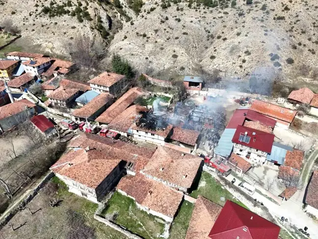 Kastamonu'da Yangın: 2 Ev, 2 Depo ve 1 Araç Yandı