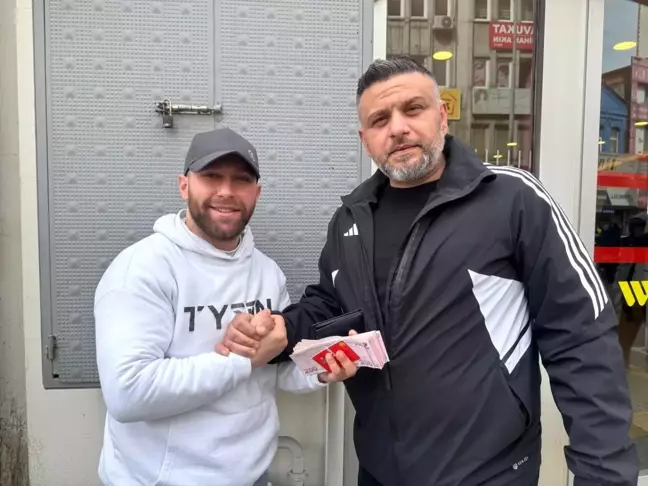 Zonguldak'ta Taksici, ATM'de Bulduğu 20 Bin Lirayı Sahibine Teslim Etti