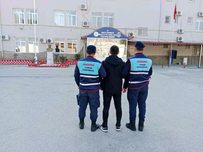 Jandarma, Dolandırıcılık Suçundan Aranan Şahsı Yakaladı