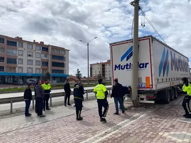 Kulu'da Tırın Direğe Çarpma Anı Güvenlik Kamerasında