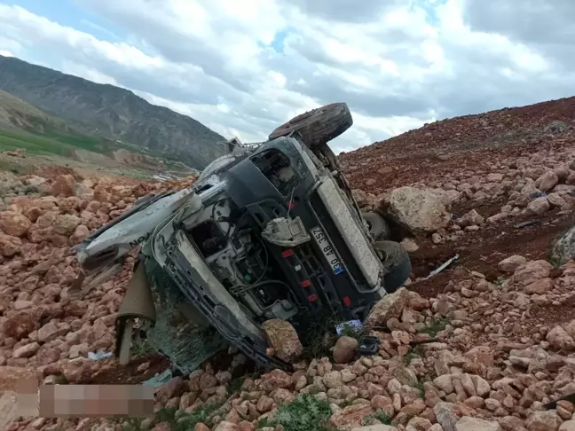Şırnak'ta Beton Mikseri Şarampole Devrildi: 2 Yaralı