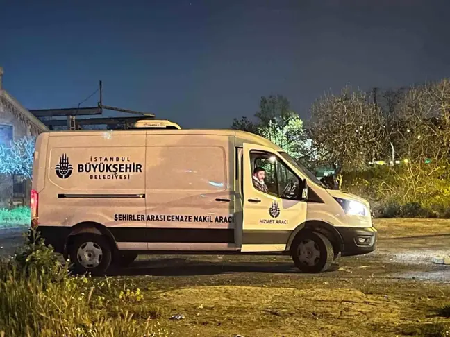 Küçükçekmece'de Boş Arazide Çürümüş Erkek Cesedi Bulundu