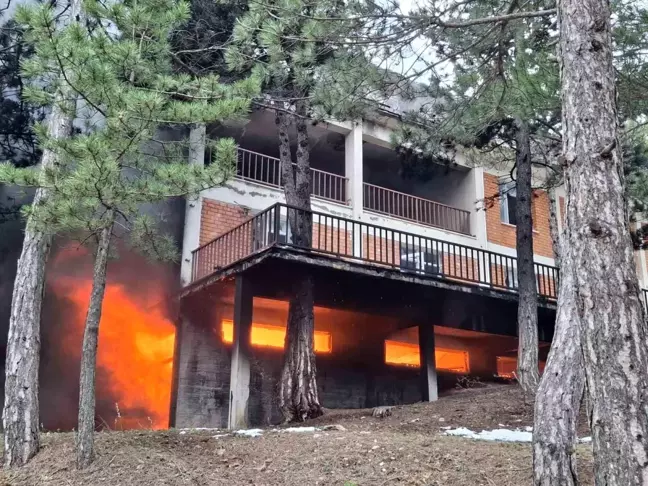 Amasya'da Boş Binada Çıkan Yangın Ormana Sıçramadan Söndürüldü