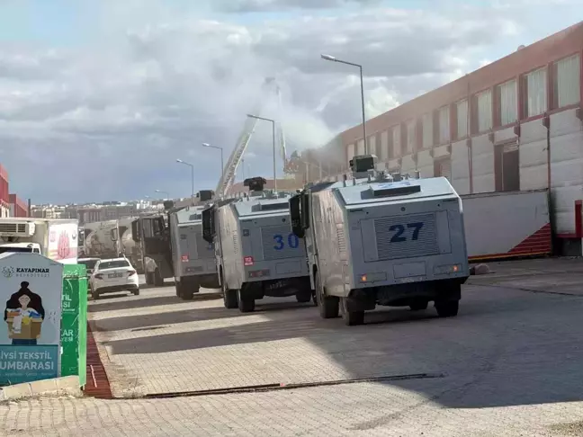 Diyarbakır'da Kozmetik Deposunda Yangın: İtfaiye Eri Yaralandı, 3 Kedi Kurtarıldı