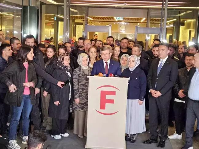 Ahmet Davutoğlu, Sırrı Süreyya Önder'i Hastanede Ziyaret Etti