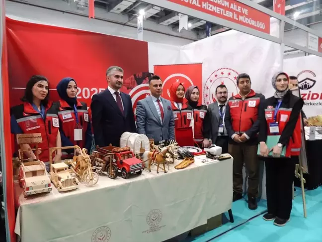 Aile ve Sosyal Hizmetler Bakan Yardımcısı Tarıkdaroğlu, engelli bireylerin eserlerini inceledi