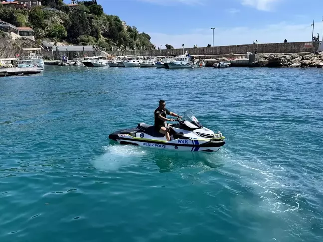 Antalya açıklarında mahsur kalan 3 kişi deniz polisi tarafından kurtarıldı