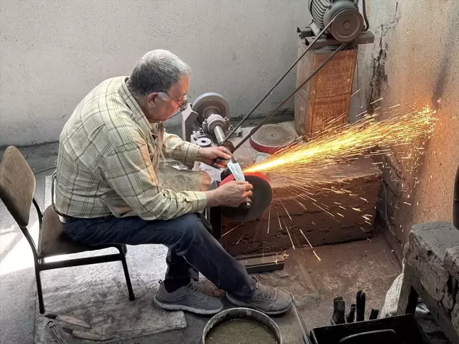 Bursa'nın Bıçak Ustası, Mesleği Oğluna Aktarıyor