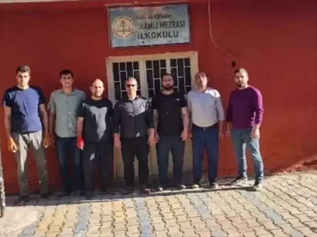 Bahçesaray'da Gönüllülerden Okul Boyama Etkinliği