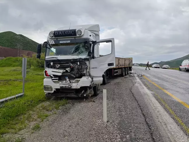 Bitlis'te Minibüs ile Tır Çarpıştı: 1 Ölü, 2 Yaralı