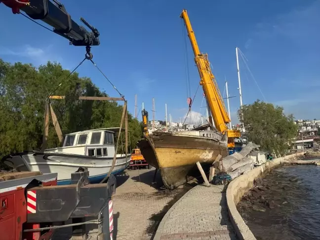Bodrum'da Yarı Batık Tekne Kurtarıldı