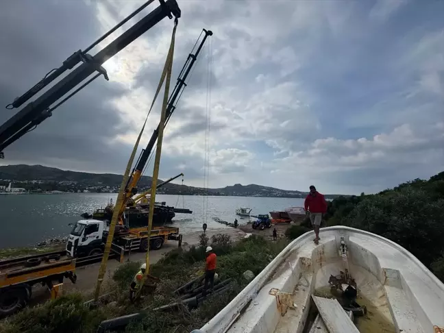 Bodrum'da Terkedilmiş Tekneler Vinçlerle Kaldırıldı