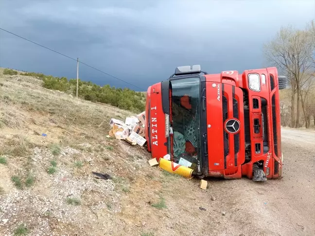 Çankırı'da devrilen tırın sürücüsü yaralandı
