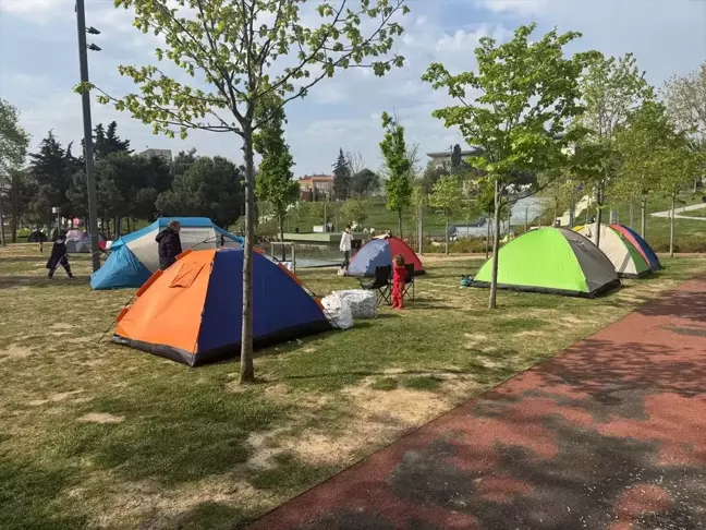 Deprem Sonrası İstanbul'da Vatandaşlar Parklarda Kalıyor