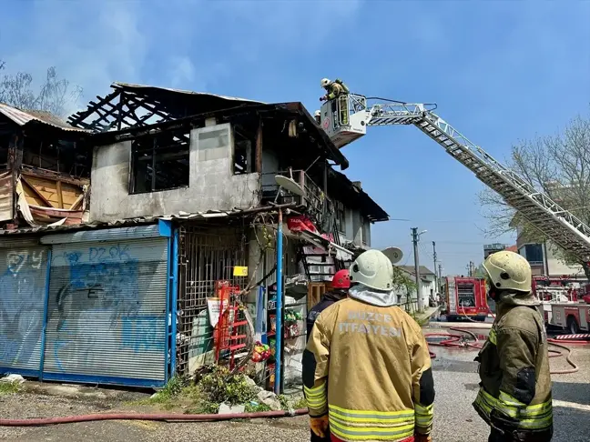 Düzce'de 2 Katlı Binada Yangın Çıktı